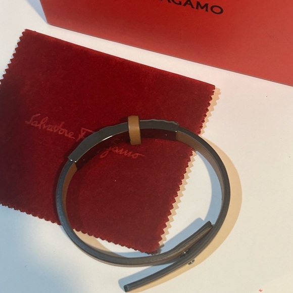 Ferragamo Tan Leather Bracelet New authentic - Picture 5 of 13